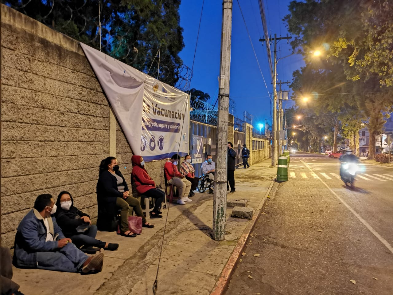 Centros de vacunación registran largas colas (desde la madrugada) de personas que buscan vacunarse contra el coronavirus