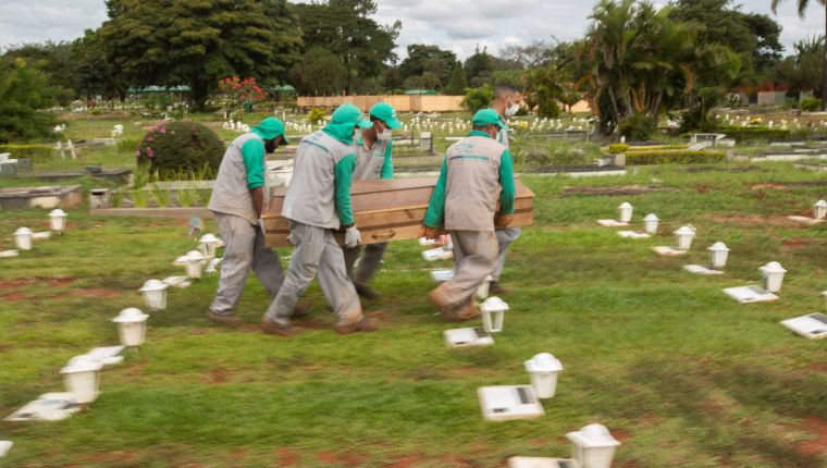 El entierro de víctimas de COVID-19 fue grabado en un cementerio de Brasil, no en un set