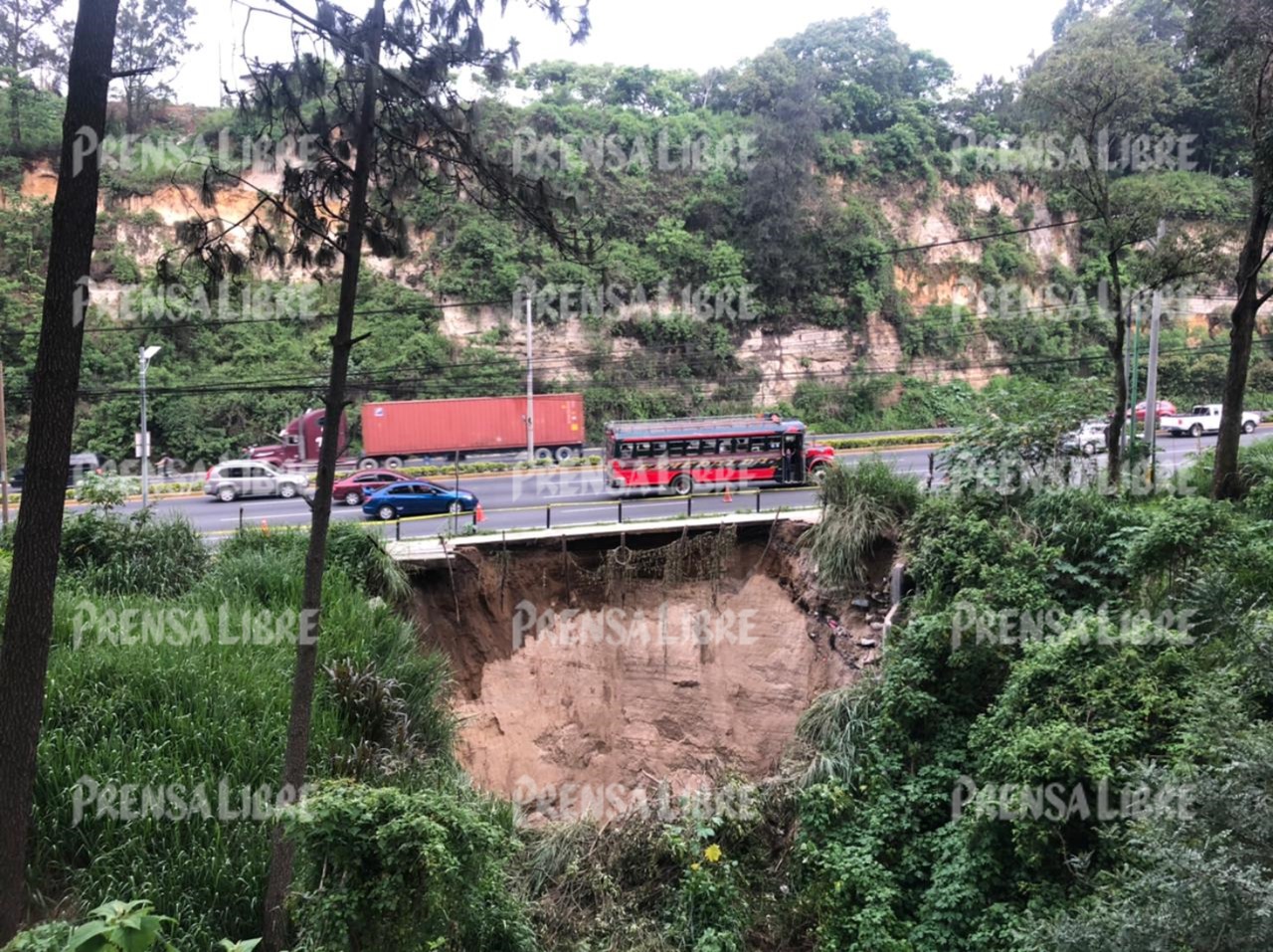 Hundimiento afecta a ruta de Villa Nueva en la que unos 95 mil vehículos transitan a diario