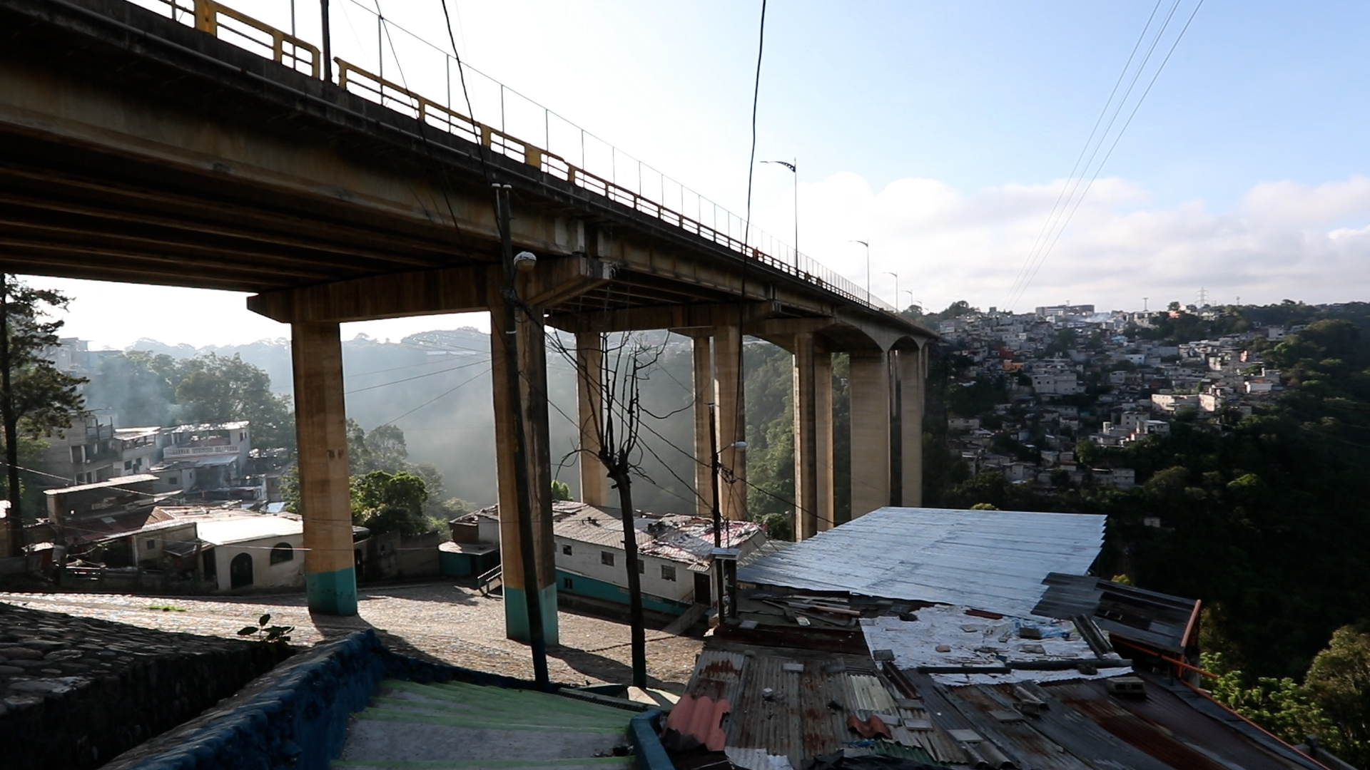 Bajo el puente: La vida en las entrañas de la ciudad