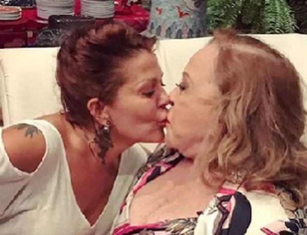 Silvia Pinal publica foto de beso en la boca con Alejandra Guzmán y así revive la polémica por Frida Sofía