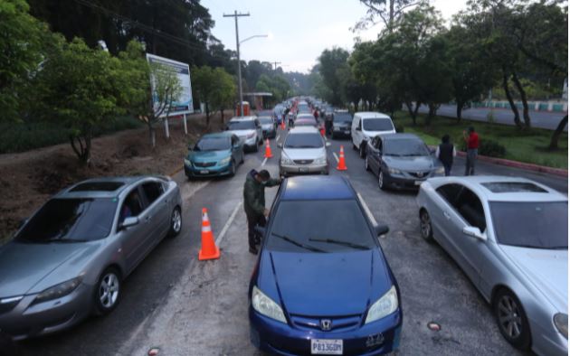 En imágenes: temor a quedarse sin vacuna contra el covid-19 obliga a guatemaltecos a madrugar y abarrotar centros de vacunación