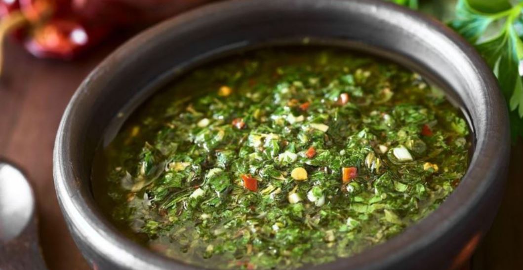 El disputado origen del chimichurri, la famosa salsa que une a los argentinos