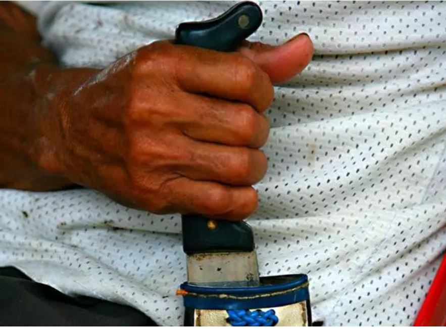 Por un terreno: hijo ayudado por su novia ataca con machete a sus ancianos padres en México