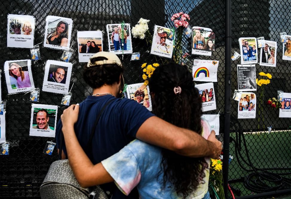 Desgarrador ingreso de familiares a zona de derrumbe en edificio de Miami