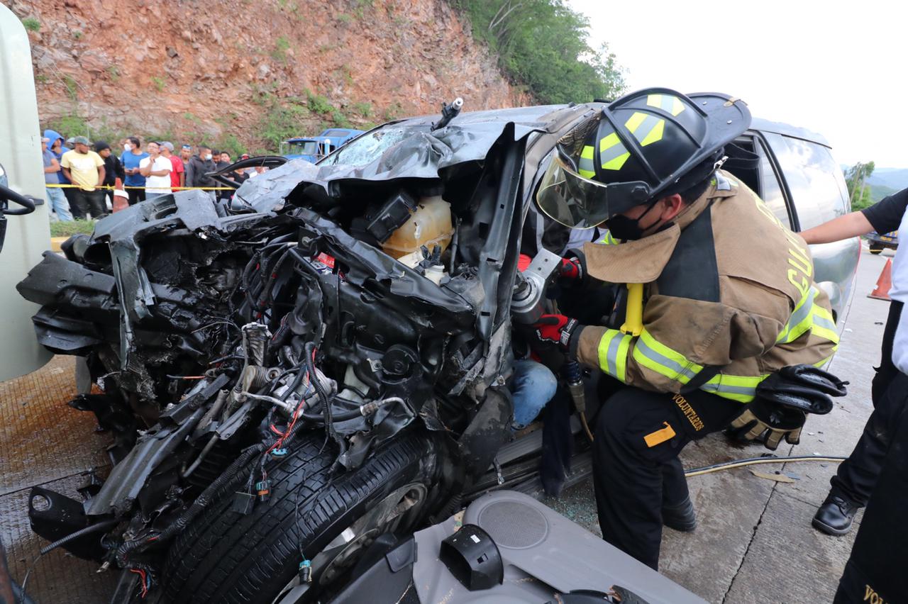 Choque entre microbús y camioneta agrícola deja dos muertos y varios heridos