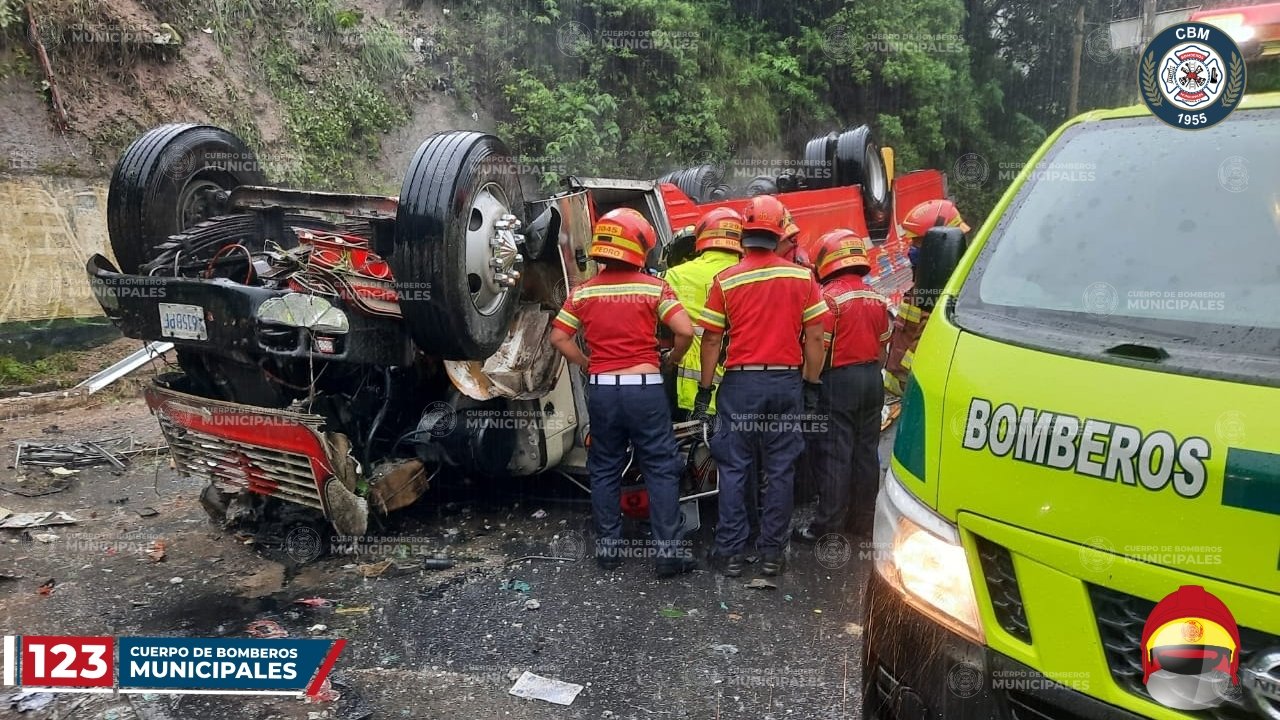 Vuelca autobús en Las Charcas, zona 11 capitalina