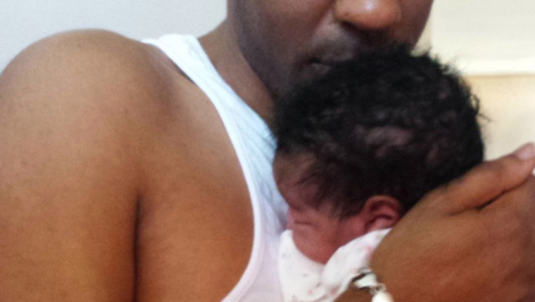 “Quedé con trastorno de estrés postraumático después de presenciar el angustiante nacimiento de mi bebé”