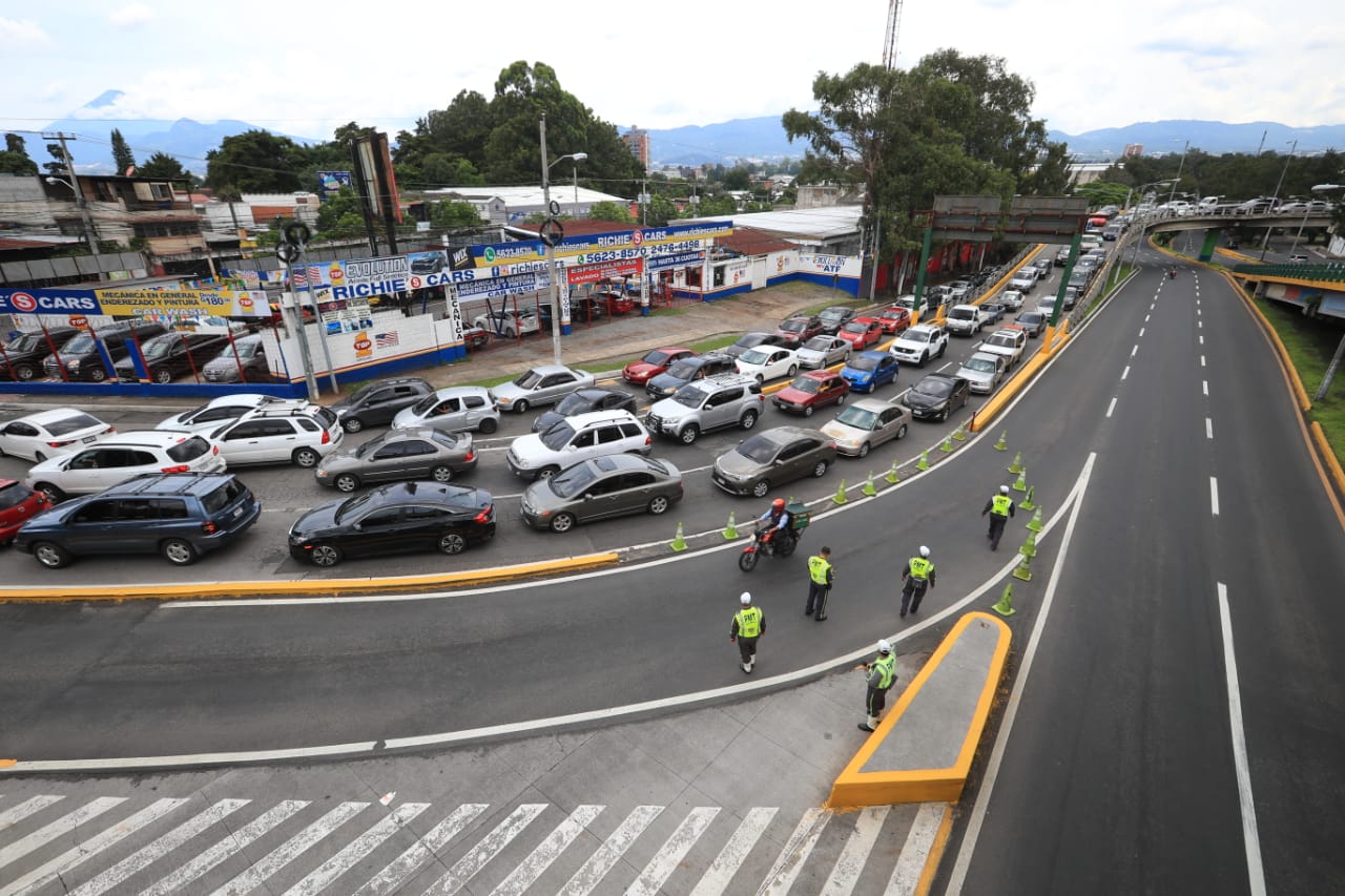 Vacunación Usac: caos vehicular y miles de personas esperando obtener una dosis