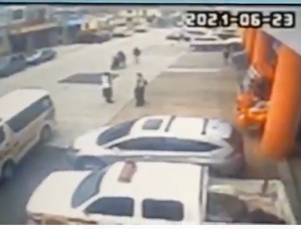 VIDEO: Motoristas fingen fallas mecánicas para asaltar a bomberos frente a su propia estación