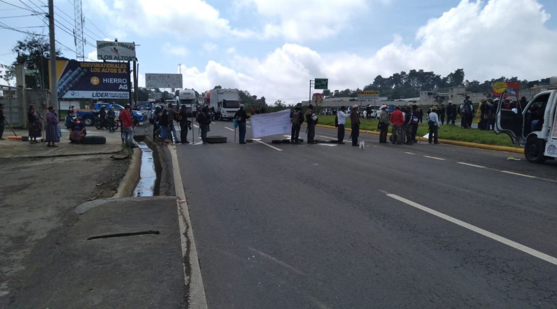 Vecinos bloquean 4 horas el paso en el Libramiento de Chimaltenango debido al daño que causa el desfogue de aguas pluviales del proyecto
