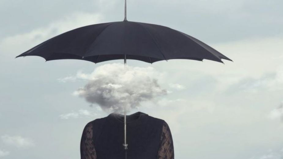 Qué es la niebla mental, uno de los síntomas menos conocidos de la menopausia (y por qué la puedes sentir mucho antes de dejar de menstruar)