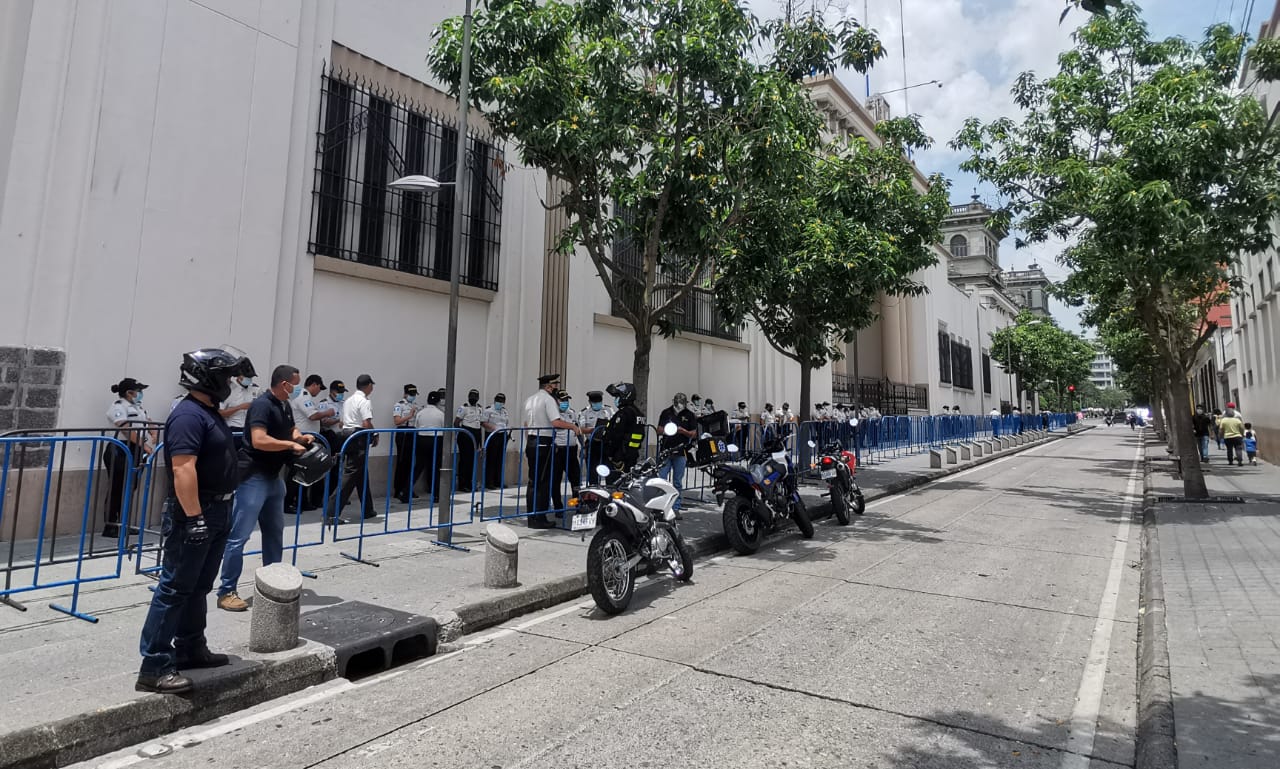 La PNC resguarda la Casa Presidencial por visita de Kamala Harris