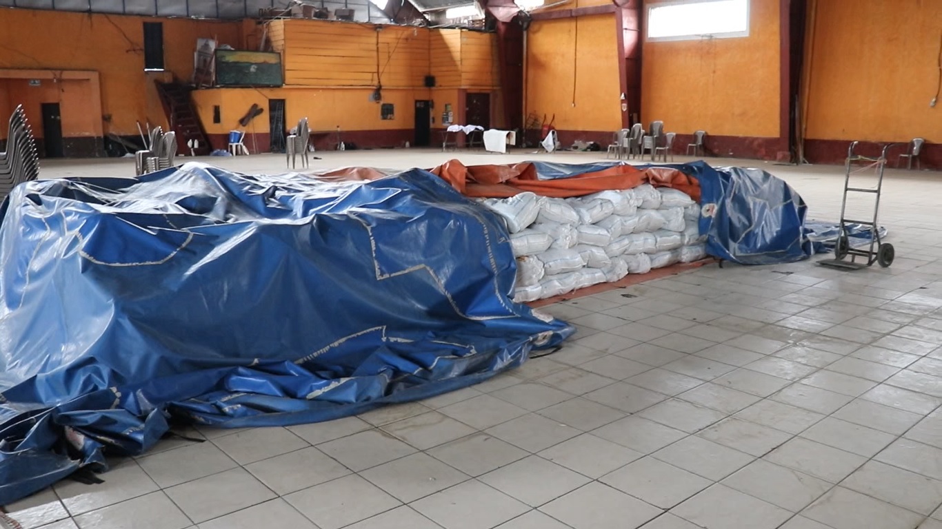 Alimentos para niños con desnutrición permanecen abandonados y a punto de vencerse en una bodega en Quiché