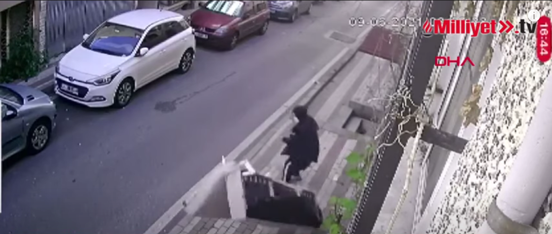 Video: Mujer se salva de morir aplastada por un sofá que arrojó su vecino