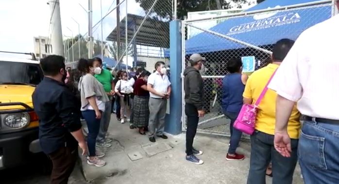 “Como población tenemos el derecho a ser vacunados”: guatemaltecos abarrotan de nuevo centros de vacunación
