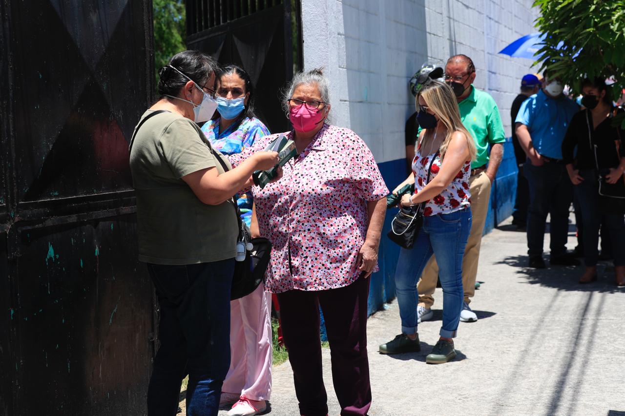 Personas de la tercera edad buscan vacuna contra el covid-19, les dicen que esperen mensaje de Salud