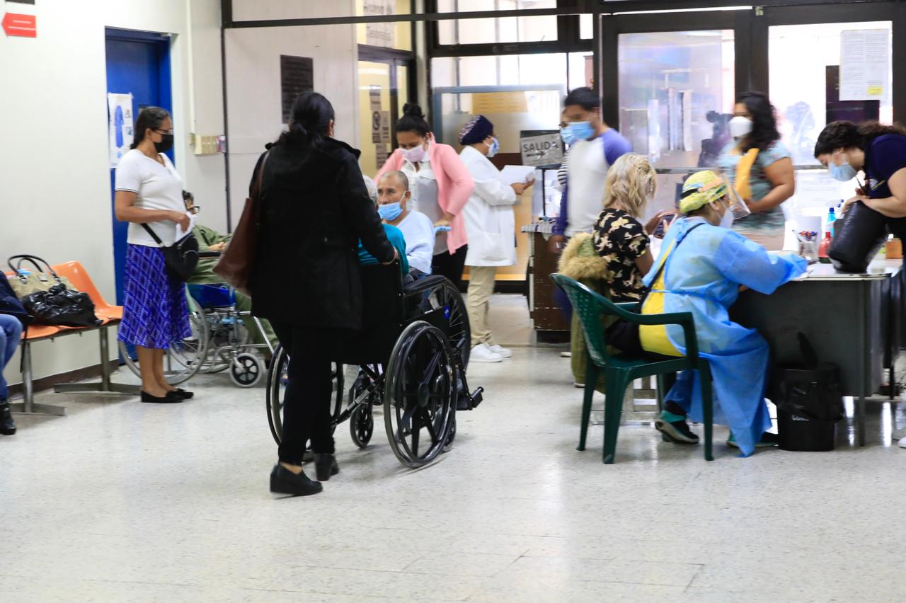 Médicos del Hospital General San Juan de Dios denuncian falta de pago y de medicamentos