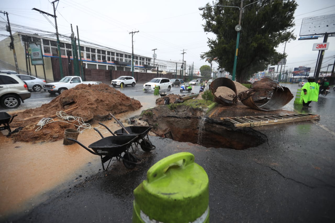 Hundimiento en calzada Roosevelt complica el tránsito, los efectos podrían ser más sensibles a inicios de semana