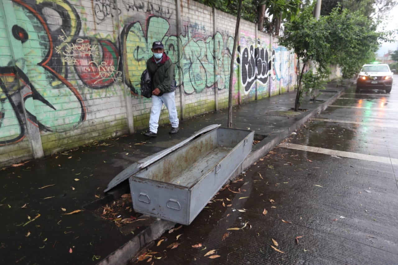 Ataúd es dejado a un costado de la avenida Petapa