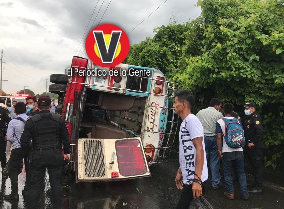 Se accidenta por ir hablando por teléfono: Piloto de autobús causa percance en Santa Lucía Cotzumalguapa, Escuintla