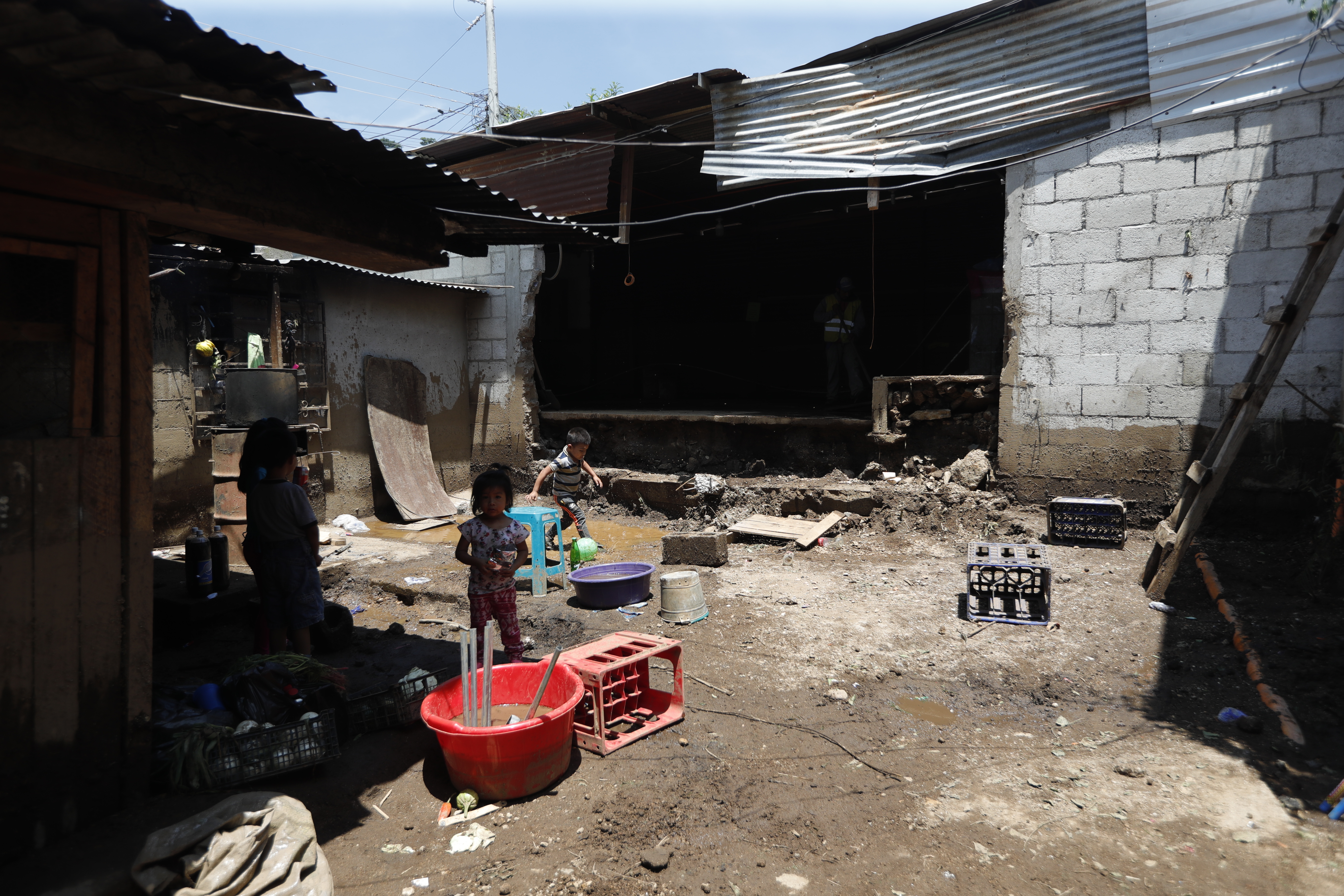 Ropa mojada y camas húmedas es todo lo que les quedó a familias de San Miguel Ramírez, Bárcenas en Villa Nueva debido a inundaciones