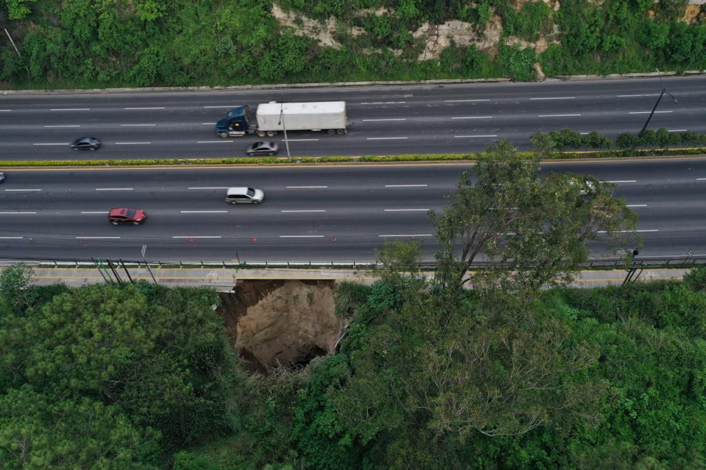 Video: las impactantes imágenes del socavón en la ruta al Pacífico que pone en peligro a automovilistas