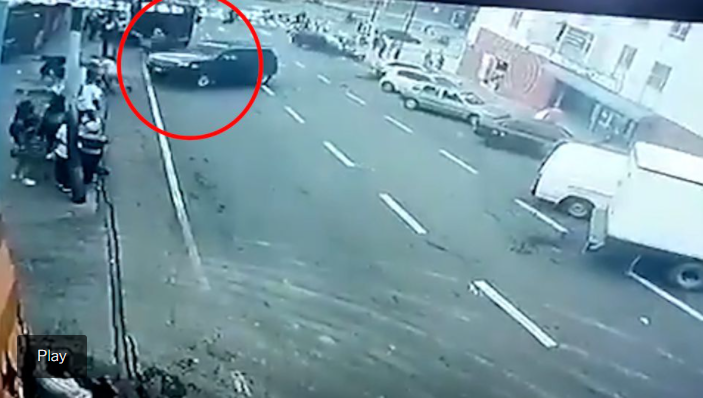 ¡Brutal! Cámaras de video vigilancia captan cómo un policía atropella a 6 personas en Venezuela