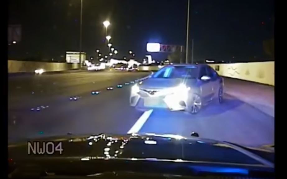 Video: Policía detiene a piloto que manejaba sin licencia, en contra de la vía y bajo efectos del alcohol