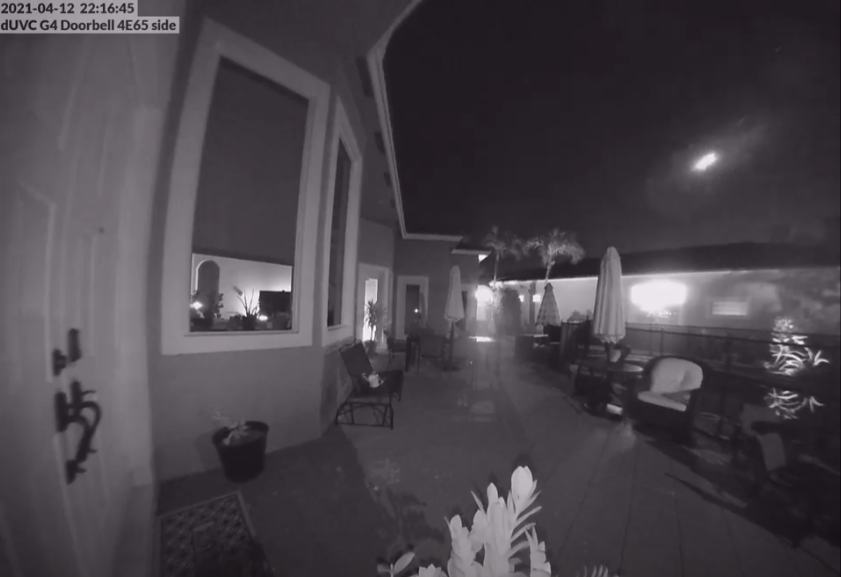 Cámara de vigilancia capta el asombroso momento en que un meteorito se desintegra cerca de unas casas de Tampa
