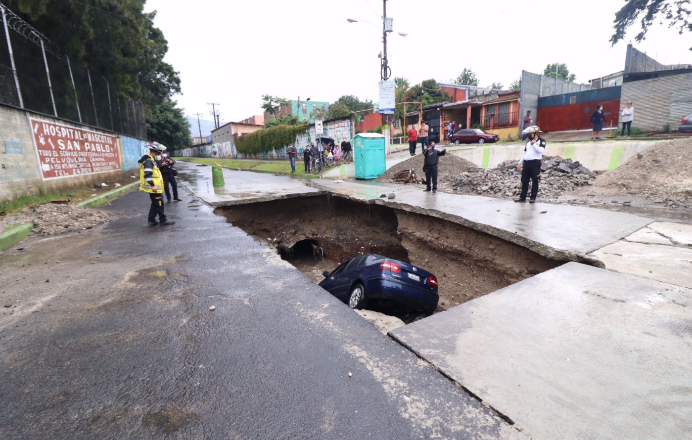 Carro que circulaba por la colonia Pablo VI, Mixco, cae en el hundimiento que autoridades reparan en esa área