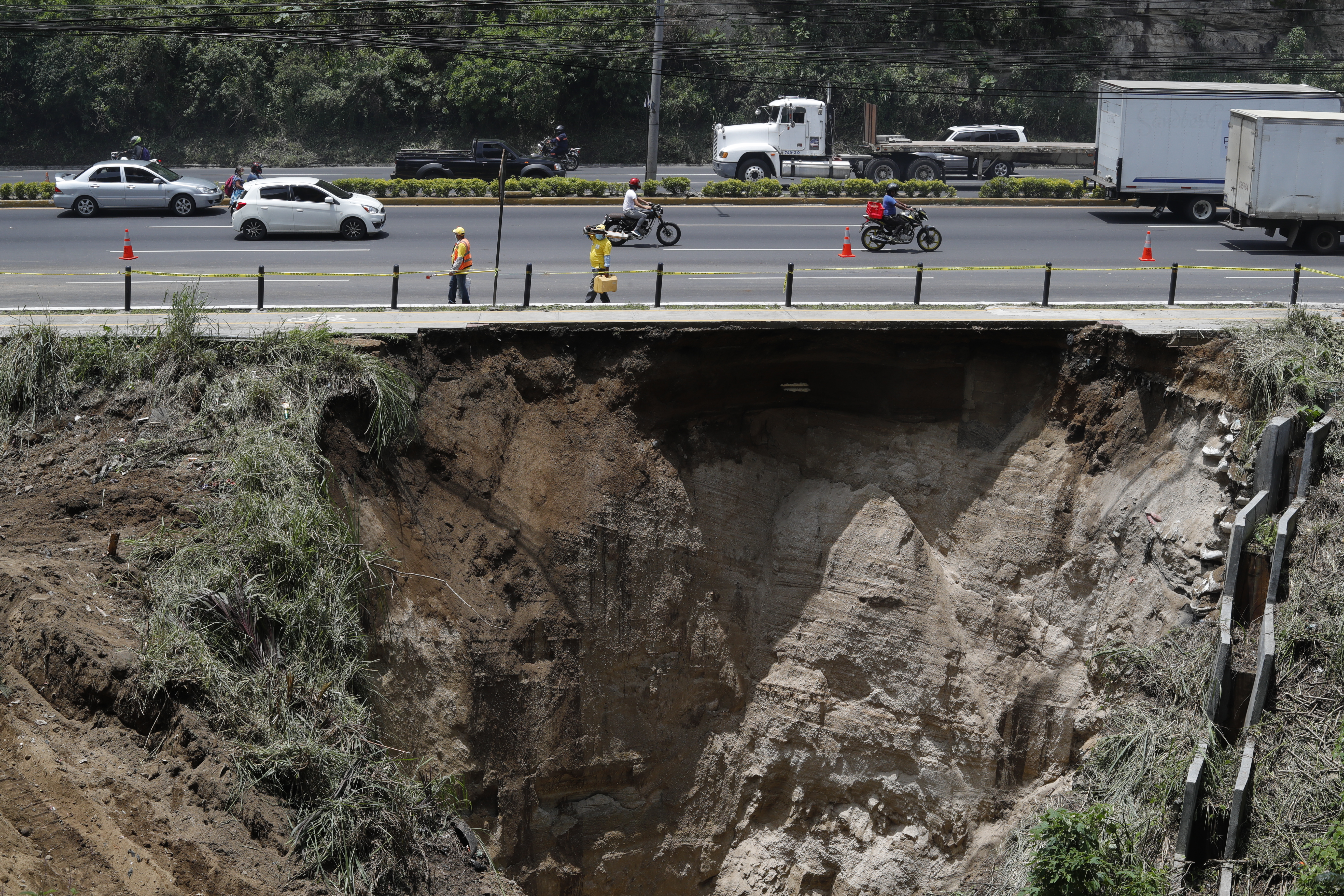VIDEO | Socavamiento en Villa Lobos mantiene largas filas de vehículos en Ruta al Pacífico