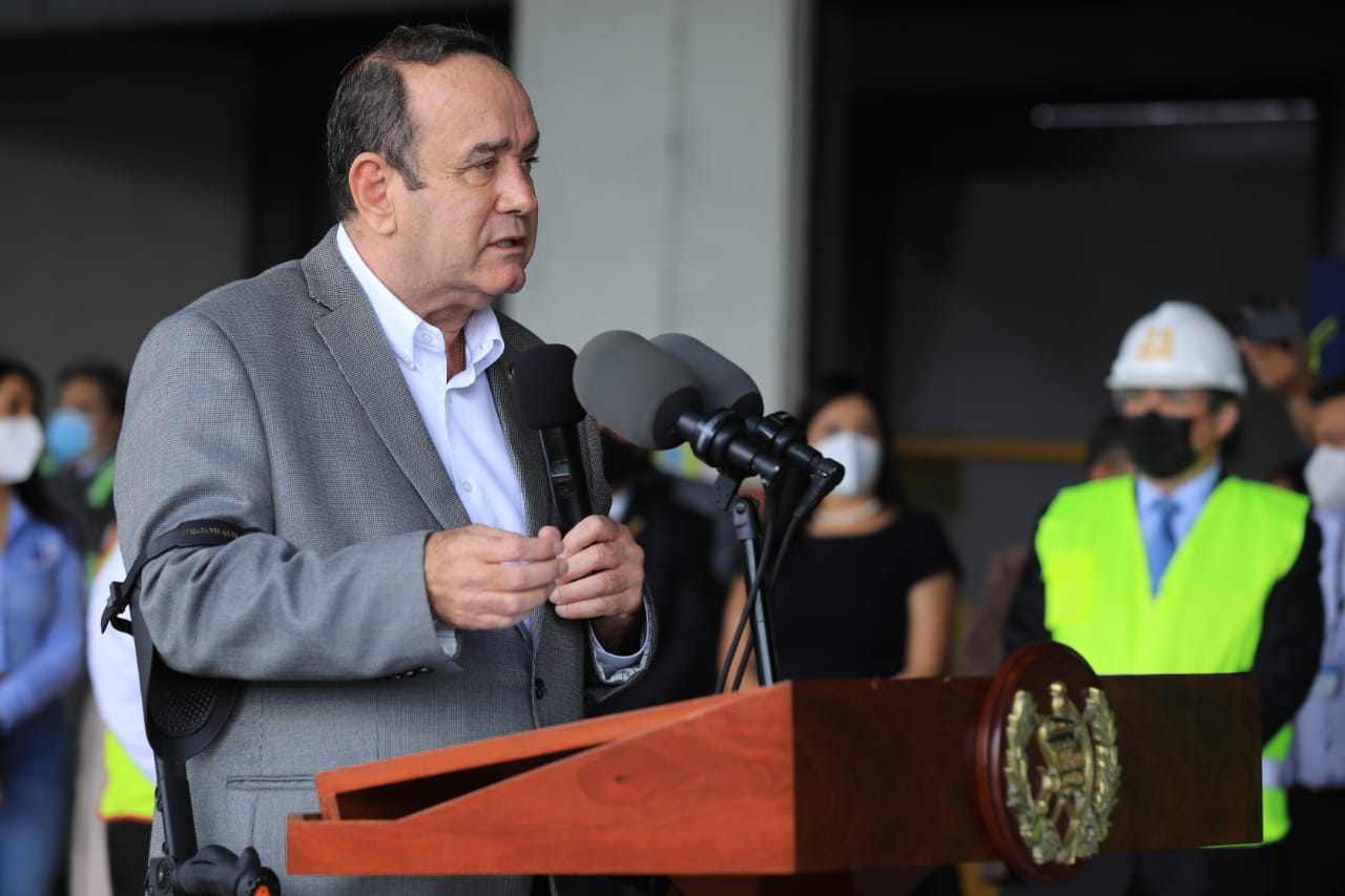 Estados Unidos dona 1.5 millones de vacunas de Moderna; Giammattei dice que se usarán para maestros y pacientes con comorbilidades