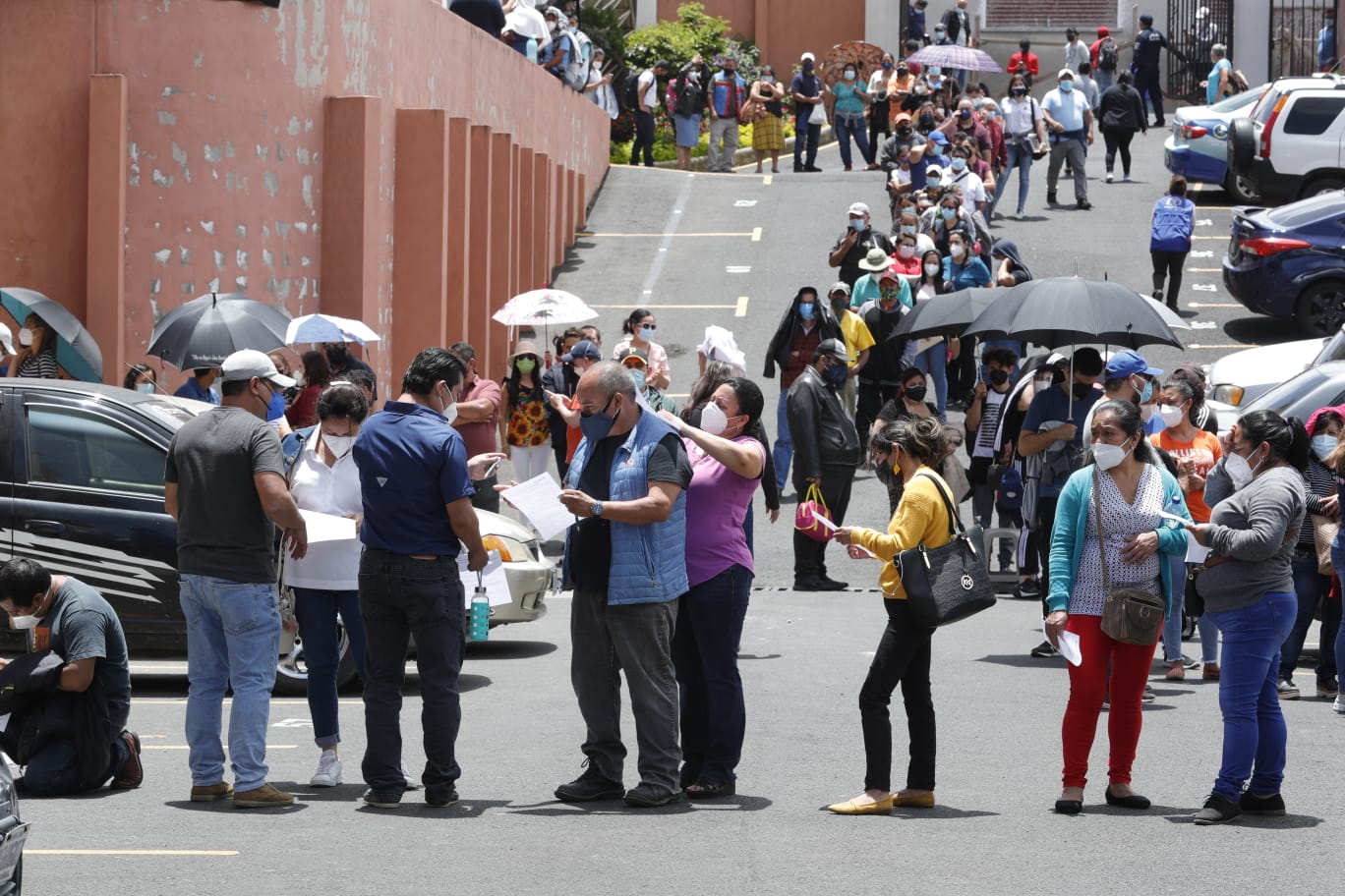 Habilitan centro de vacunación en Oakland Mall con capacidad para atender a 600 personas por día