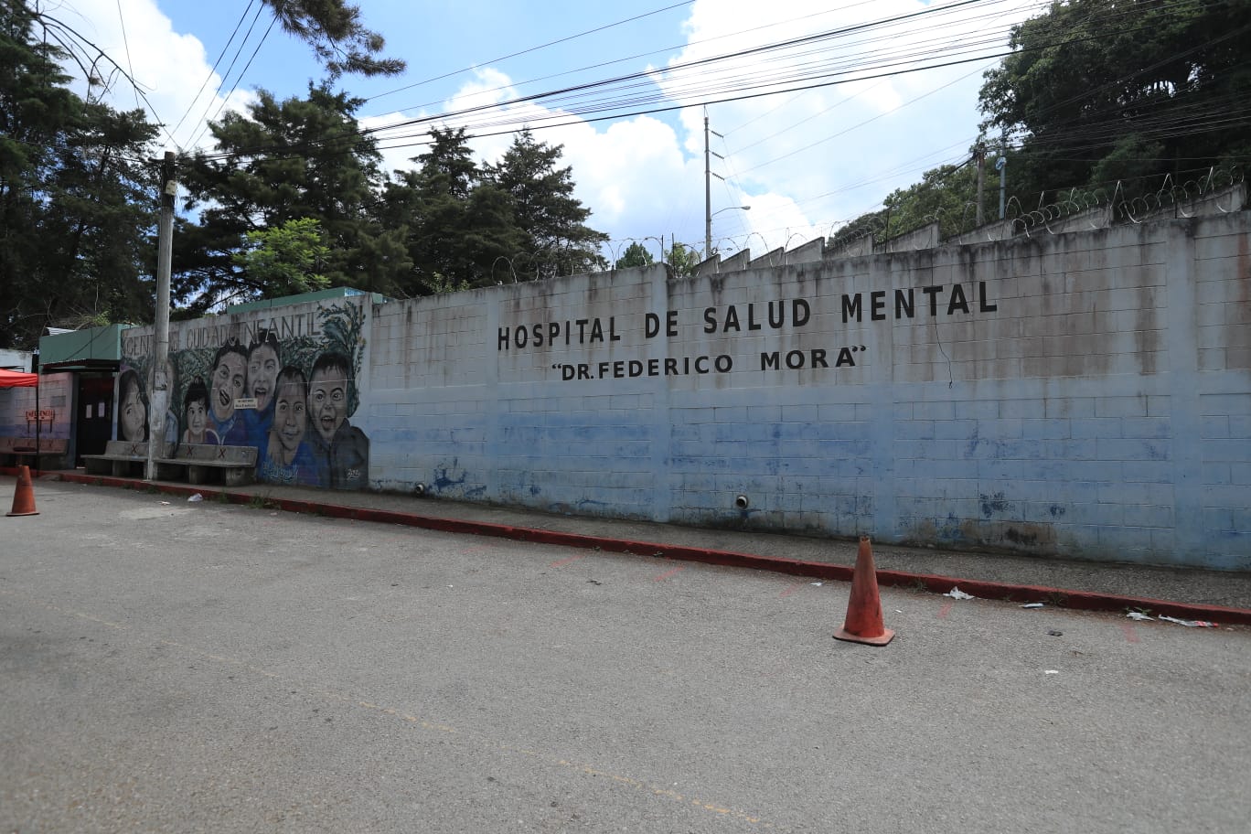 “Mi papá no puede vivir sin medicina”: Hospital Federico Mora se queda sin medicamentos y con escaso personal
