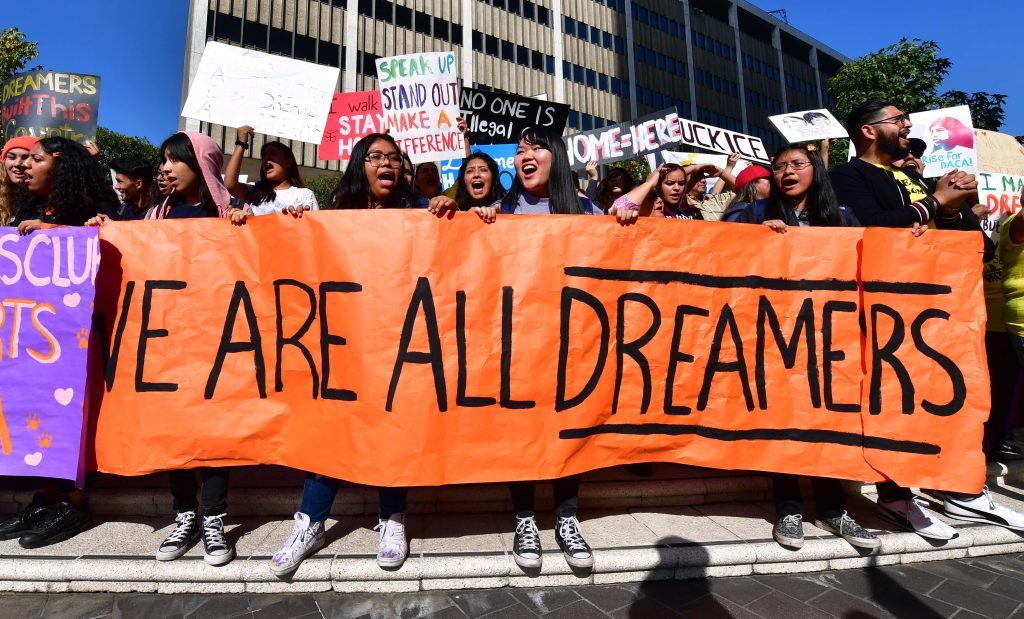 DACA: Juez de Estados Unidos falla contra beneficio migratorio y prohíbe más permisos para “dreamers”