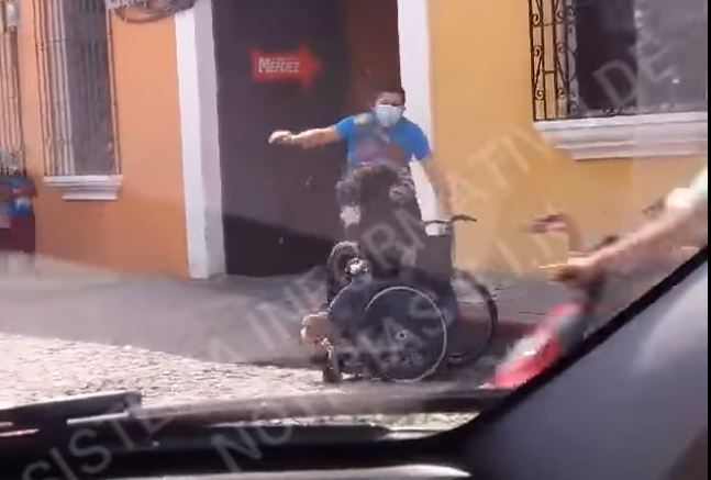 Investigan a hombre grabado en video cuando golpea a persona en silla de ruedas, en Antigua Guatemala
