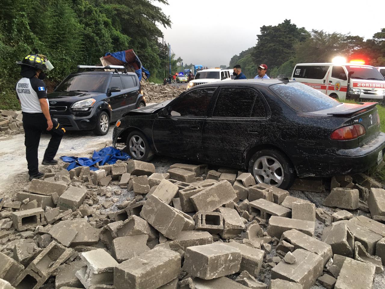 Accidente de tránsito deja dos muertos y varios heridos en carretera a El Salvador