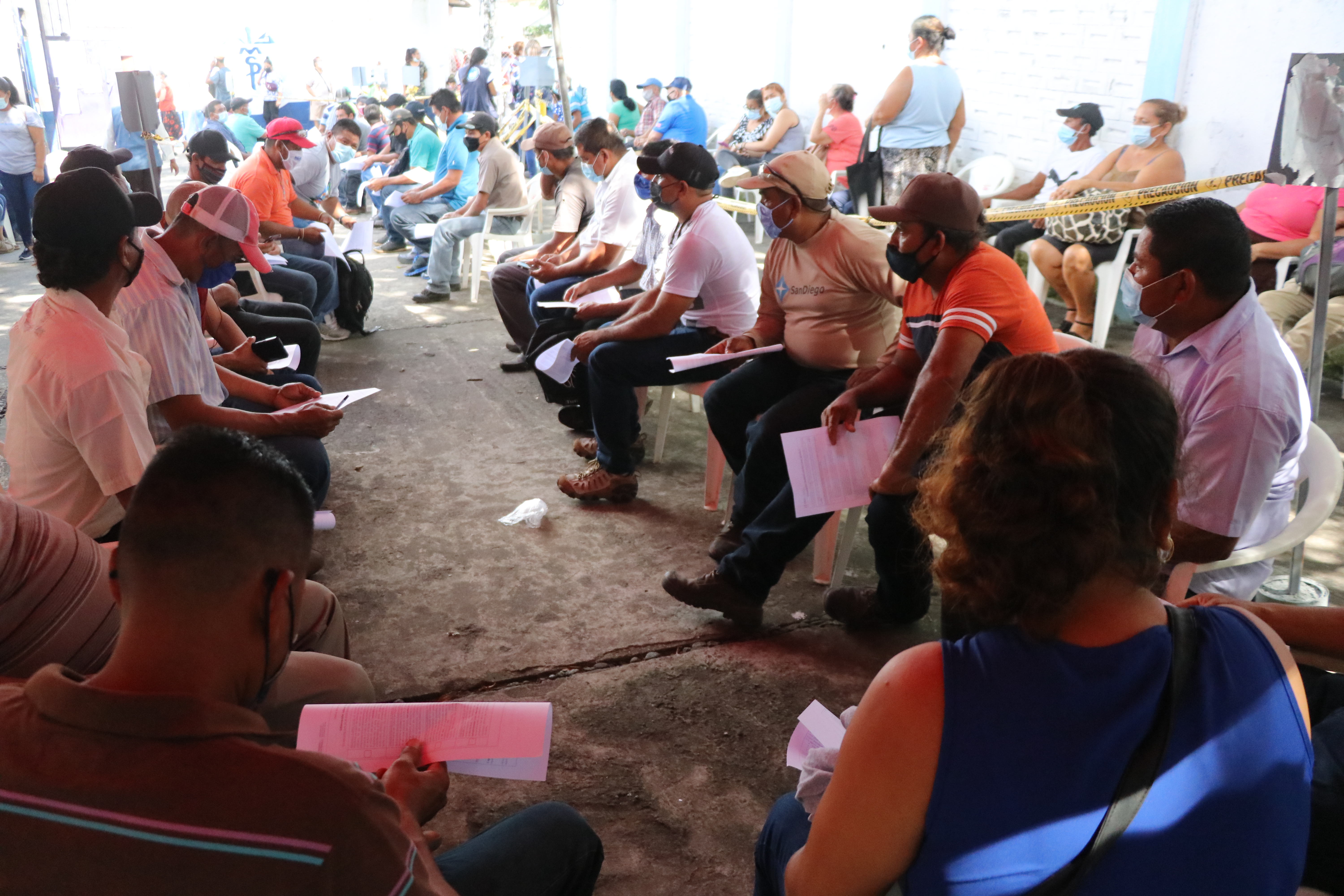 VIDEO | Más de 400 personas se vacunan a diario en Centro de Salud de Escuintla.
