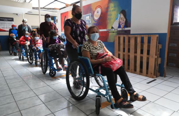 Salud vacuna a personas de la fase 3 sin haber concluido inmunización de enfermos crónicos