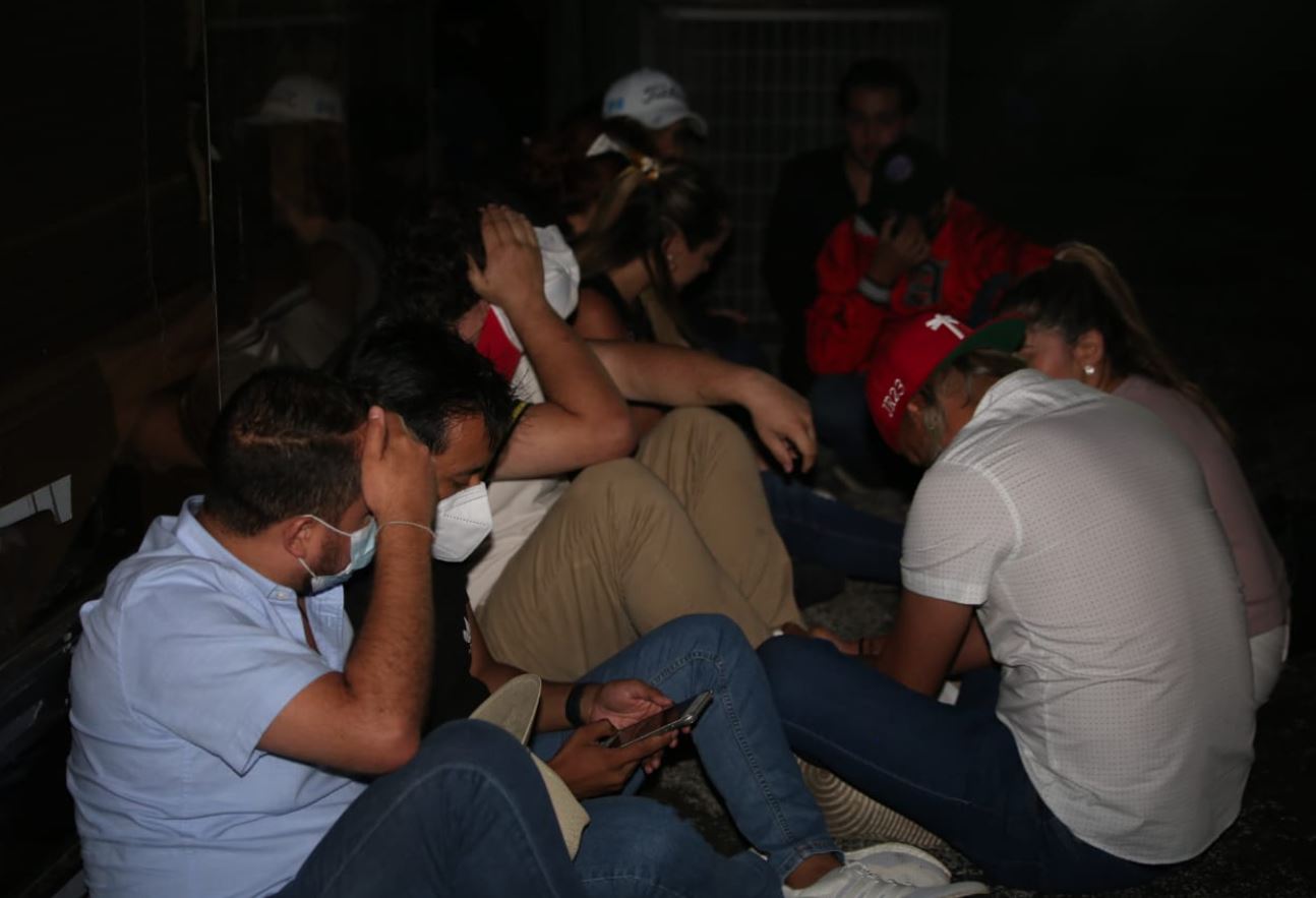 Capturan en flagrancia a 25 personas durante fiesta clandestina en la zona 10