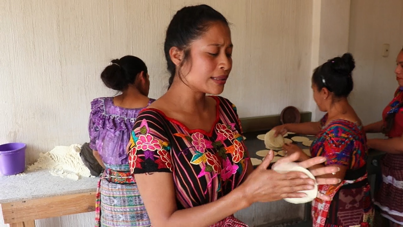 Mujer que se dedica a hacer tortillas que posee una voz privilegiada realiza un videoclip y se vuelve viral en Quiché