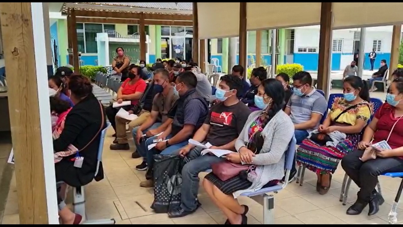 VIDEO | Maestros saturan centro de vacunación del IGSS de Quiché