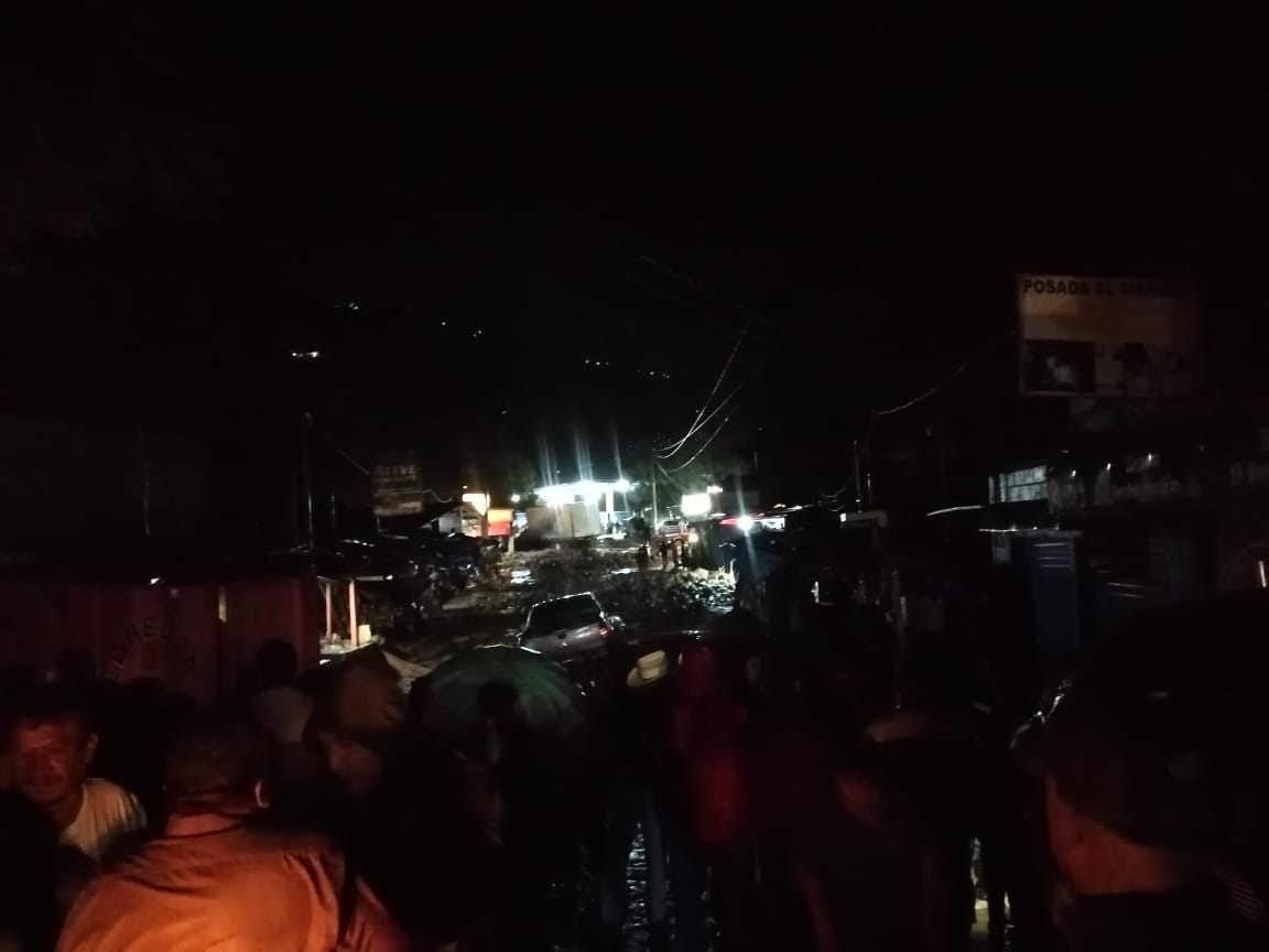 Impactante video: Correntada de lodo hace volcar un picop en Quiché