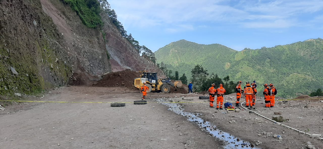 Rescatistas continúan por segundo día en busca de víctimas por un derrumbe en Tajumulco