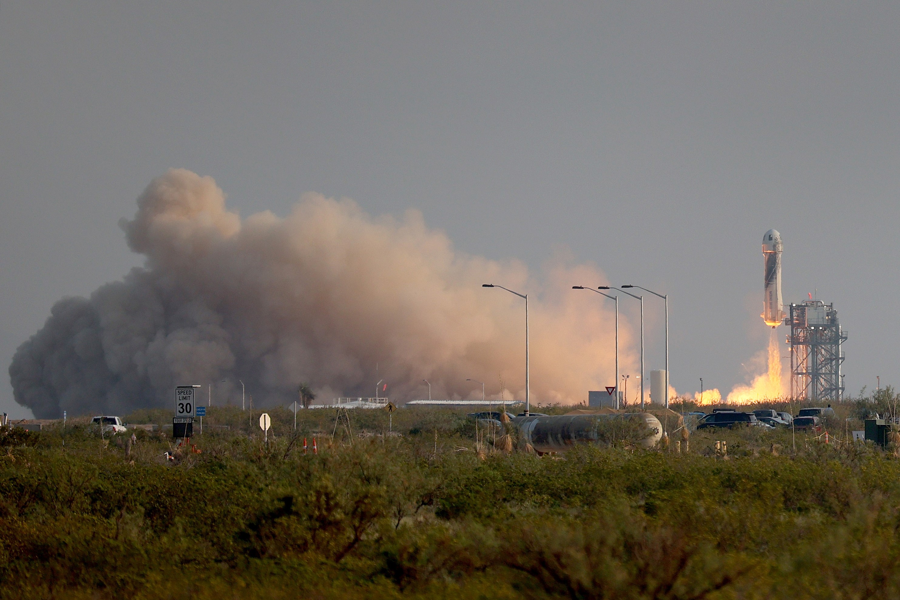Imágenes del momento en que Jeff Bezos vuelve a tierra tras alcanzar el espacio en cohete de Blue Origin