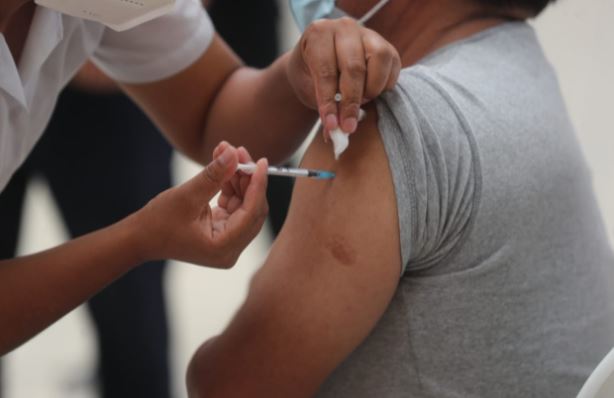 ¿Qué debe presentar si desea vacunarse contra el covid-19 por tener una enfermedad crónica y lo atiende un médico particular?