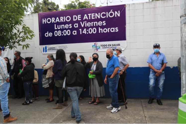 “Es lamentable la situación que estamos viviendo”: adultos mayores narran calvario para obtener vacuna contra el covid-19