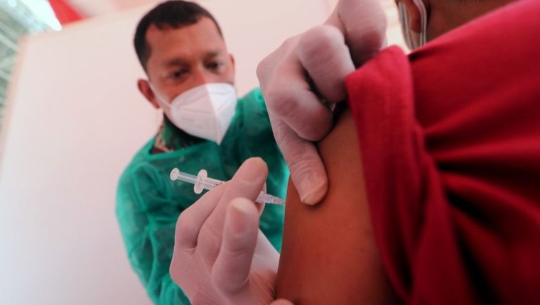 Coronavirus: las dudas sobre la eficacia de las vacunas chinas (y cómo se explica el aumento de casos en países que las utilizan)