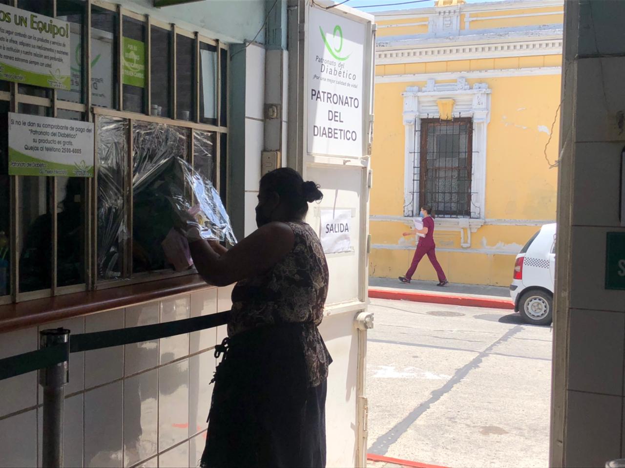 Pacientes crónicos menores de 50 años sin acceso a vacuna contra el covid-19 pese a que autoridades aseguran les dan prioridad